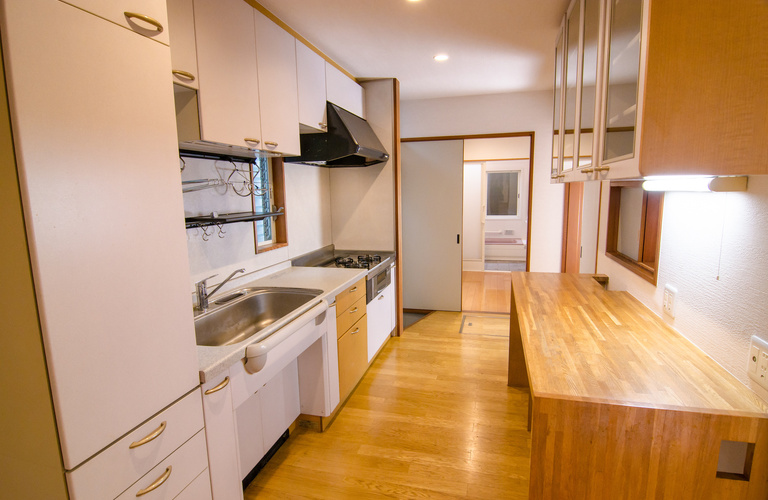 新しく使いやすいキッチンへと交換します | 二本松市のリフォームなら自然素材を使用するSET HOME